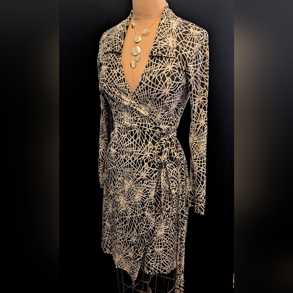 Diane Von Furstenberg Black and White SILK  Wrap Dress Size 4 - Picture 5 of 9